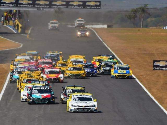 Pela segunda vez, Barrichello chega na frente e vence Corrida do Milh&atilde;o