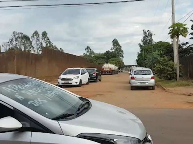 Motoristas mant&ecirc;m bloqueio na frente de distribuidoras de combust&iacute;veis