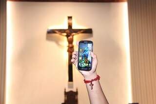 Em missa, celular &eacute; entregue no altar como prova de quem quer se livrar do v&iacute;cio