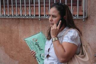 Nilza Nunes, acompanhou o anúncio do lado de fora da igreja, com radinho no ouvido. (Foto: Marcos Ermínio)