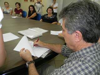 Prefeito Murilo Zauith assinou convênio com dez entidades (Foto: Assecom)