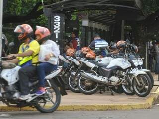 Ponto de mototáxi da Praça Ary Coelho; Capital terá mais mototaxistas (Foto: Alcides Neto/Arquivo)