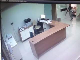 Imagens das câmeras do hospital mostram o momento em que os homens entraram no hospital armados (Foto: Reprodução)