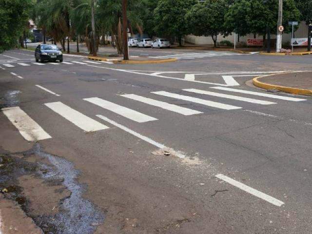 Ap&oacute;s colidir em coqueiro, b&ecirc;bado dorme com carro ligado e vai preso 