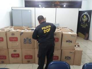 Caixas de cigarro paraguaio encontradas em depósito em Dourados (Foto: Divulgação)