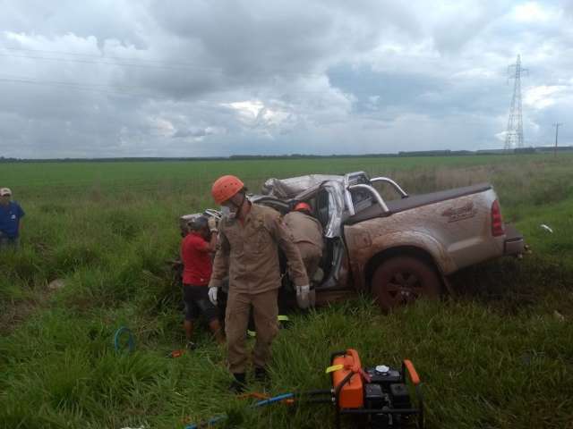Acidente entre Hilux e carreta deixa um morto e um ferido na BR-267