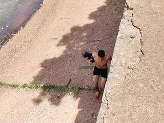Homem foge da pol&iacute;cia, pula em c&oacute;rrego e se esconde em bueiro 