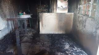 Sala e parte da cozinha ficaram destruídas por incêndio proposital (Foto: Miriam Machado)