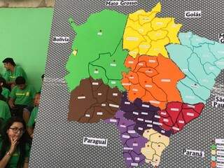 Mapa do Mato Grosso do Sul com suas subdivisões em 11 microrregiões, que fazem parte de outras 4 mesorregiões. O trabalho foi apresentado na Escola Estadual Profª Brasilina Ferraz Mantero, em Campo Grande (Foto: Divulgação)