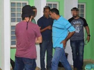 Ademir, de camisa azul, foi preso enquanto prestava depoimento na delegacia (Foto: Alisson Silva)