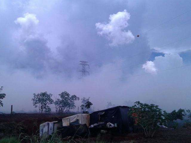 Inc&ecirc;ndio em lavoura de cana se espalha e atinge acampamento de sem-terra