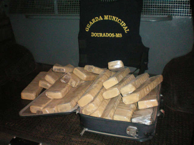  Adolescente de 15 anos &eacute; apreendida com 18 quilos de maconha em Dourados 