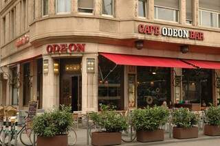 O Café Odeon, construído em 1911, uma referência em Zurique; ponto de encontro de celebridades mundiais
