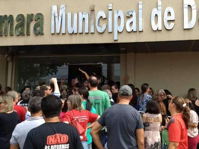C&acirc;mara limita entrada em sess&atilde;o e causa tumulto de professores