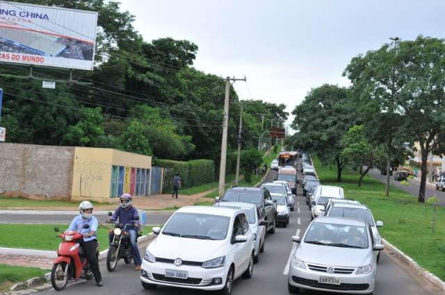 Com obra suspensa, caos em rotat&oacute;ria da Via Parque continua