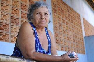 A aposentada Maria das Graças Soares conta que chegou no posto do Guanandi passando mal, mas não havia nem cadeira para sentar. (Foto:Alcides Neto)