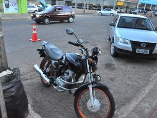 Motocicleta atropelou idoso e depois bateu em Gol estacionado. (Foto: João Garrigó)