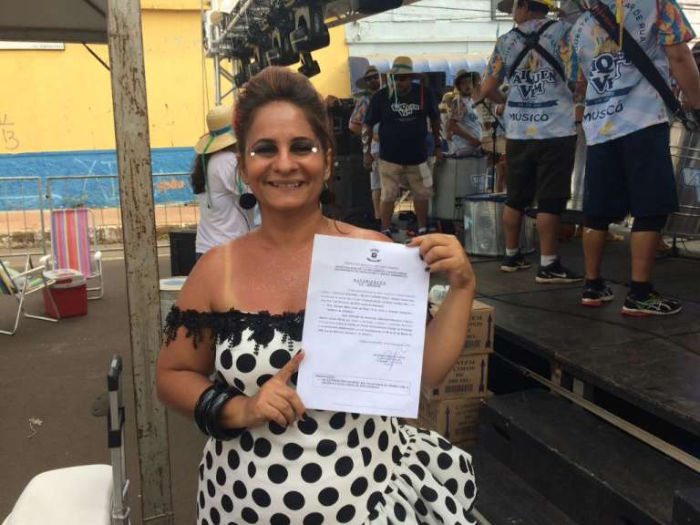 Com documento em mãos, Silvana Valu comemora autorização para festa. (Foto: Thailla Torres).