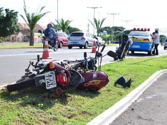 Motociclistas ficam feridos em colis&atilde;o na avenida Duque de Caxias