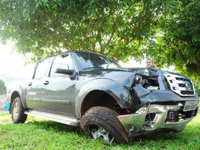 Caminhonete bate em poste no bairro Coophasul