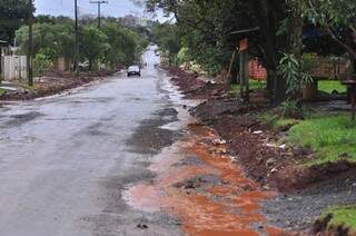 No Parque do Lago II, Rua Fradique Ferreira também estava com obra de asfalto, mas chuva interrompeu serviços há vários dias (Foto: Eliel Oliveira)