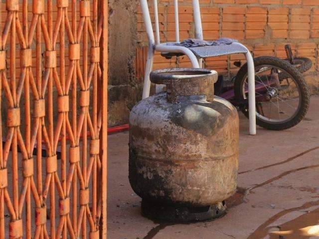 Casa fica destru&iacute;da e mulher sofre ferimentos graves ap&oacute;s explos&atilde;o