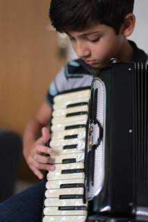 Sanfoneiro tem 9 anos e chama o instrumento de &quot;gaita&quot; por influência da família gaúcha. (Foto: Fernando Antunes)