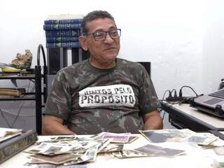 Pastor Sérgio com dezenas de fotos na mesa do escritório. (Foto: Kísie Ainoã)