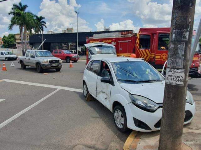 Motorista passa mal e bate em caminhonete na Avenida Fernando Corrêa da Costa