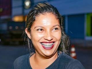 Lais Denise Silva, de 28 anos, é vendedora e sorri após ser questionada (Foto: Kisie Ainoã)