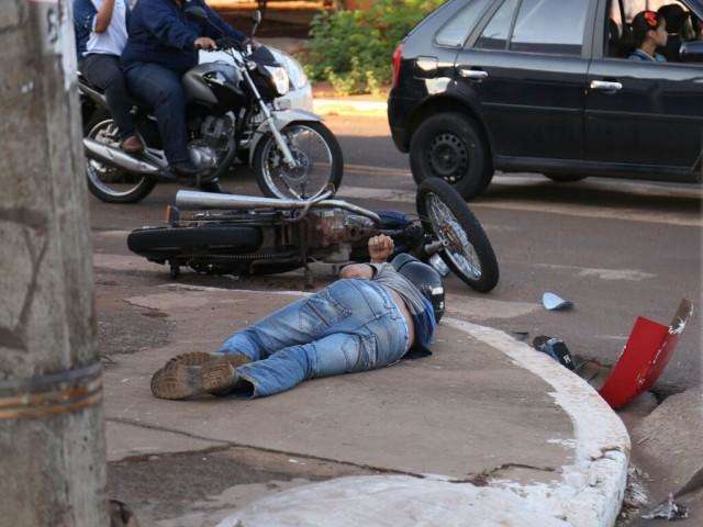 Motociclista de 16 anos fura sinal vermelho e colide em caminh&atilde;o 