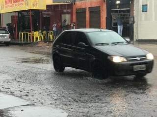 Chuva cai em Campo Grande desde o início da madrugada. (Foto: Ronie Cruz)