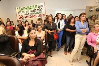 Enfermeiros lotaram plenário e com cartazes reivindicaram melhores condições de trabalho. (Foto: Marcelo Victor)