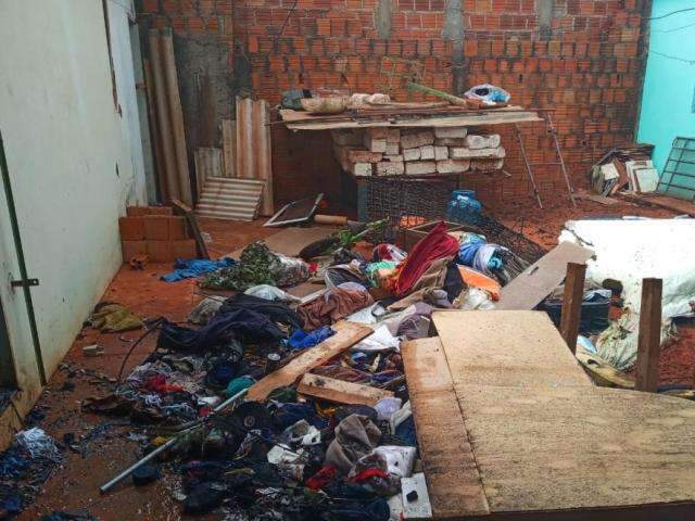 Inc&ecirc;ndio em carro se espalha por garagem e destr&oacute;i c&ocirc;modo de casa