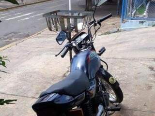Moto adulterada que era conduzida por rapaz preso neste domingo após perseguição (Foto: Divulgação)