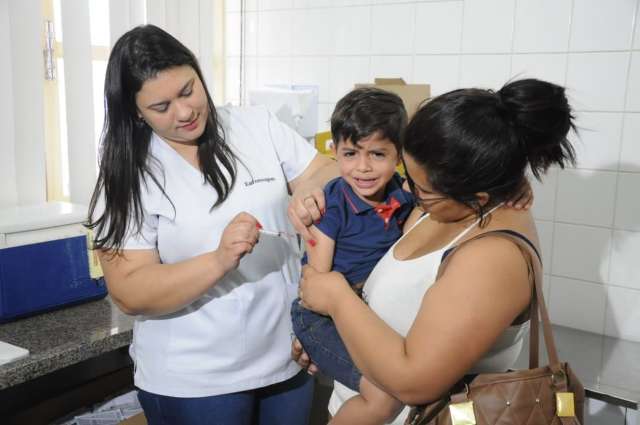 Plant&atilde;o da vacina tem 12 mil doses, baixa procura e alerta com fake news