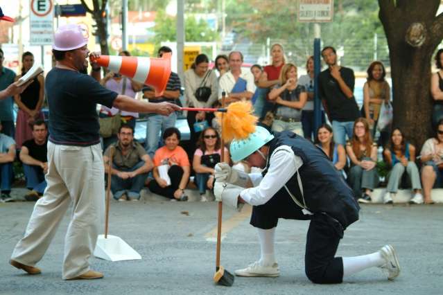 Dom Quixote e Sancho Pan&ccedil;a viram gari e morador de rua em espet&aacute;culo teatral