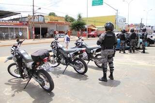 Policiais do Batalhão  de Choque iniciam caçada aos bandidos (Foto: Marcos Ermínio)