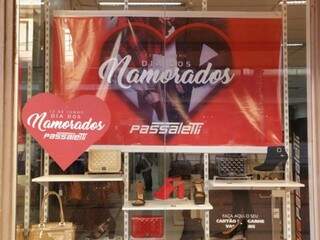 Loja de calçados estampa vitrine com anúncio de ofertas para o Dia dos Namorados (Foto: Kísie Ainoã)