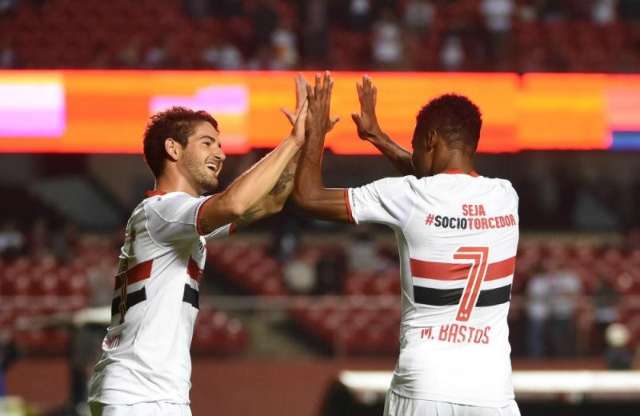 Com torcida contra, S&atilde;o Paulo vence Joinville e se recupera no campeonato