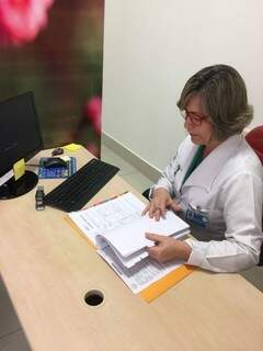 Ginecologista Adriane Bovo mostra exemplo de exame com alteração no colo. (Foto: Paulo Francis) 