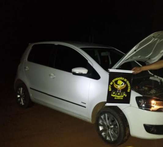 Mulher &eacute; presa ao conduzir carro roubado e levar R$ 18 mil no suti&atilde;