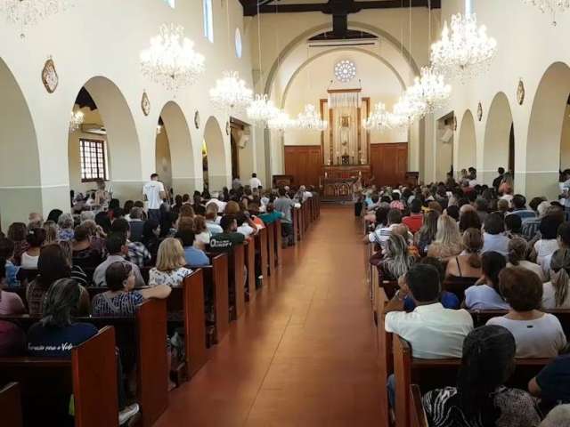 Com missa de 1 em 1 hora, Santu&aacute;rio espera 30 mil nesta quarta-feira