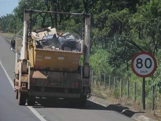 Caminhão-caçamba fazendo o transporte de entulho para despejo (Foto: Marcos Ermínio/Arquivo)
