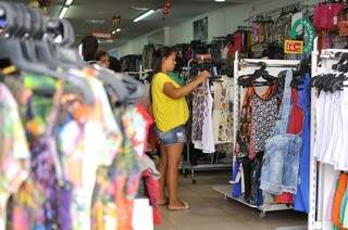 Comerciantes esperam que fluxo de clientes cresça na véspera do Natal. (Foto:Alcides Neto)