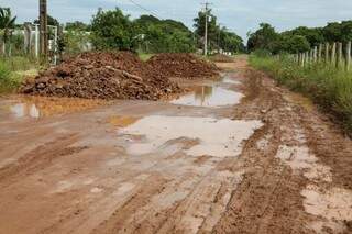 Zona rural abandonada: morador paga para manter rua e n&atilde;o ficar no escuro