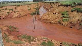 Erosão causada pela chuva em Amambai (Foto: Vilson Nascimento/A Gazeta News)