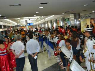 Comitiva espera Fael no Aeroporto de Campo Grande. 