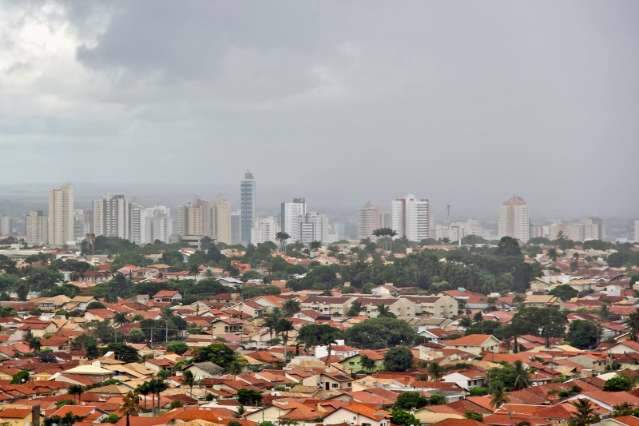 Céu nublado predomina hoje, mas quantidade de chuva diminui em todo Estado