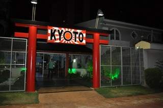 Kyoto está localizado na rua Barão do Rio Branco, nº 2270, em frente a praça esportiva Belmar Fidalgo. 